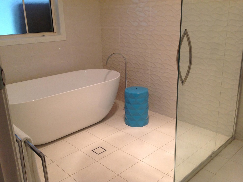 Modernes Badezimmer mit freistehender Badewanne, Eckdusche, weißen Fliesen, weißer Wandfarbe, Keramikboden, weißem Boden und Falttür-Duschabtrennung in Newcastle - Maitland