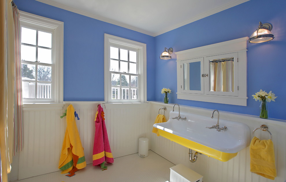 Пример оригинального дизайна: детская ванная комната в классическом стиле с раковиной с несколькими смесителями и синими стенами
