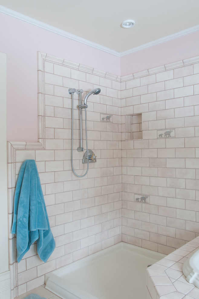 На фото: главная ванная комната в современном стиле с накладной ванной, угловым душем, розовыми стенами, полом из керамической плитки, фасадами с выступающей филенкой, белыми фасадами, белой плиткой, керамической плиткой, накладной раковиной и столешницей из плитки