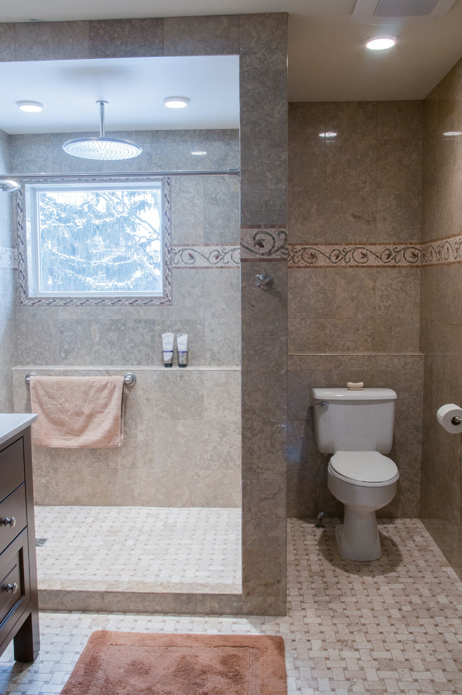 Foto på ett mellanstort funkis en-suite badrum, med en hörndusch, brun kakel, keramikplattor, skåp i shakerstil, skåp i mörkt trä, bruna väggar, mosaikgolv och ett undermonterad handfat