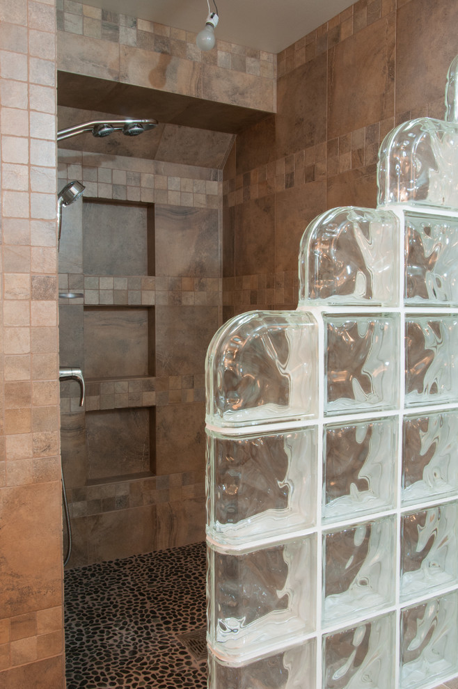 Cette image montre une salle de bain principale design de taille moyenne avec une douche d'angle, un carrelage marron, des carreaux de céramique, un mur marron et un sol en carrelage de céramique.