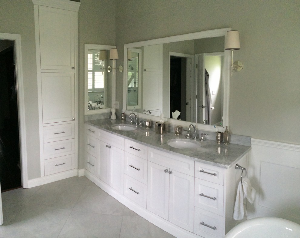 Immagine di una stanza da bagno padronale tradizionale di medie dimensioni con ante con riquadro incassato, ante bianche, top in marmo e pareti bianche