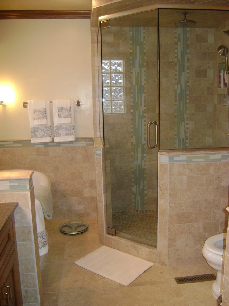 Modelo de cuarto de baño marinero con bañera exenta, ducha esquinera, baldosas y/o azulejos multicolor, baldosas y/o azulejos de piedra y suelo de travertino