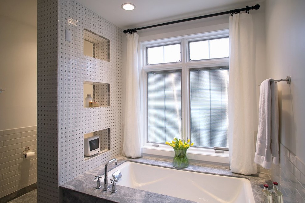 Modelo de cuarto de baño principal clásico de tamaño medio con bañera encastrada sin remate, baldosas y/o azulejos grises, baldosas y/o azulejos blancos, baldosas y/o azulejos de porcelana y paredes blancas