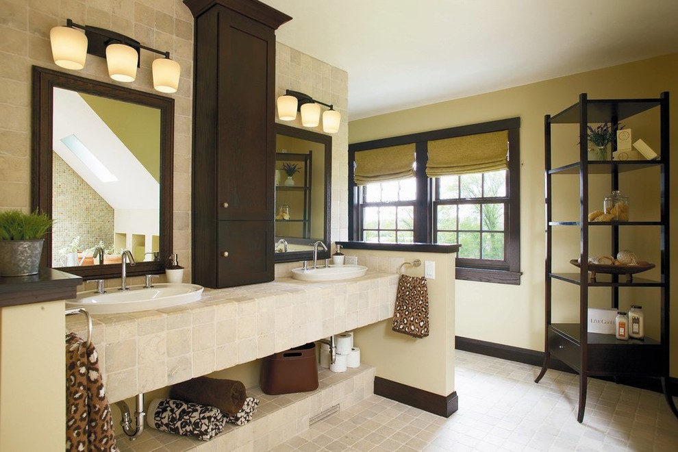 Idéer för ett mellanstort klassiskt en-suite badrum, med beige kakel, stenkakel, beige väggar, klinkergolv i porslin, ett nedsänkt handfat, kaklad bänkskiva och beiget golv
