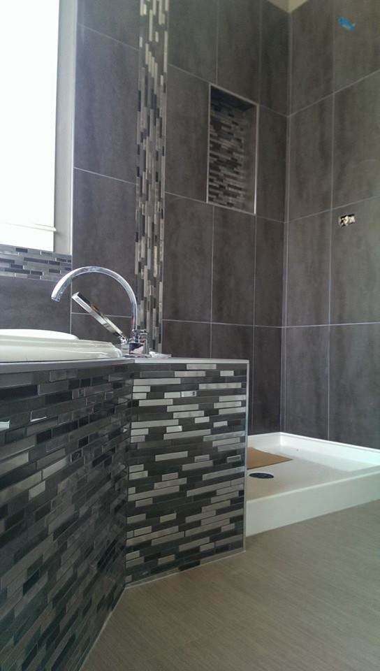 Свежая идея для дизайна: главная ванная комната в современном стиле с коричневой плиткой и керамогранитной плиткой - отличное фото интерьера