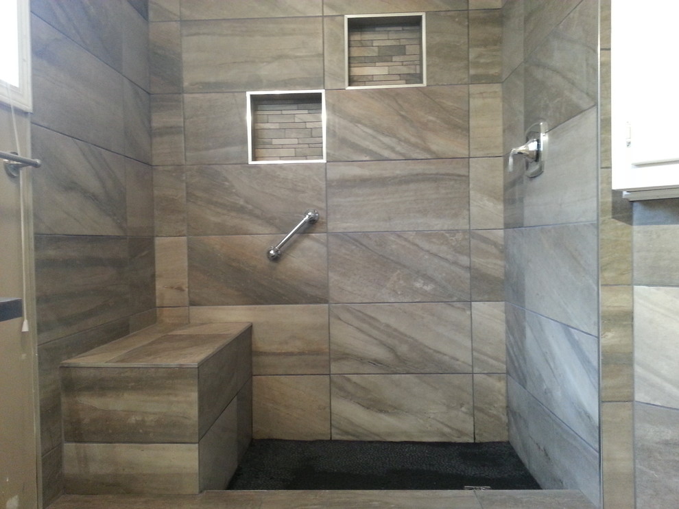 Ejemplo de cuarto de baño principal actual con baldosas y/o azulejos marrones y baldosas y/o azulejos de porcelana
