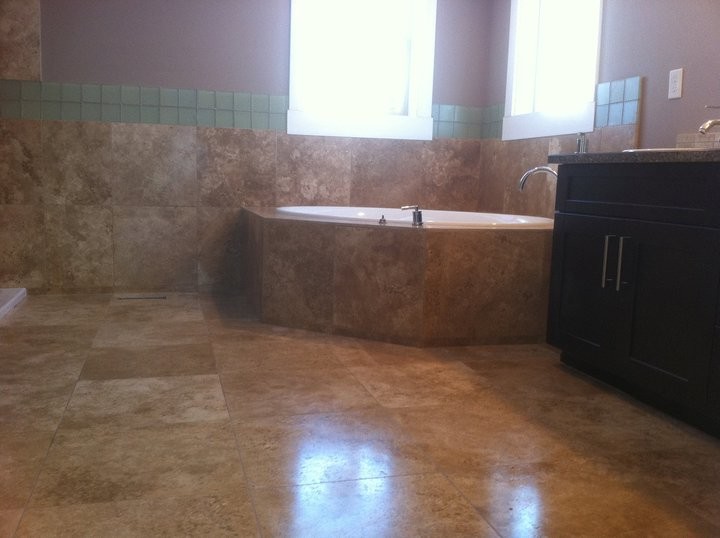 Идея дизайна: главная ванная комната в классическом стиле с коричневой плиткой и керамогранитной плиткой
