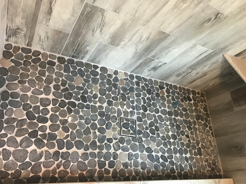 Esempio di una stanza da bagno padronale stile rurale di medie dimensioni con piastrelle grigie, pavimento con piastrelle di ciottoli e piastrelle in ceramica