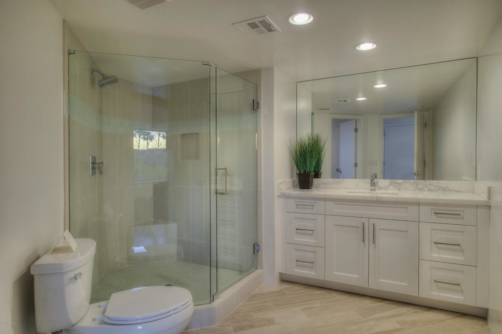 Пример оригинального дизайна: ванная комната среднего размера в стиле неоклассика (современная классика) с фасадами в стиле шейкер, белыми фасадами, угловым душем, белыми стенами, душевой кабиной, мраморной столешницей и врезной раковиной