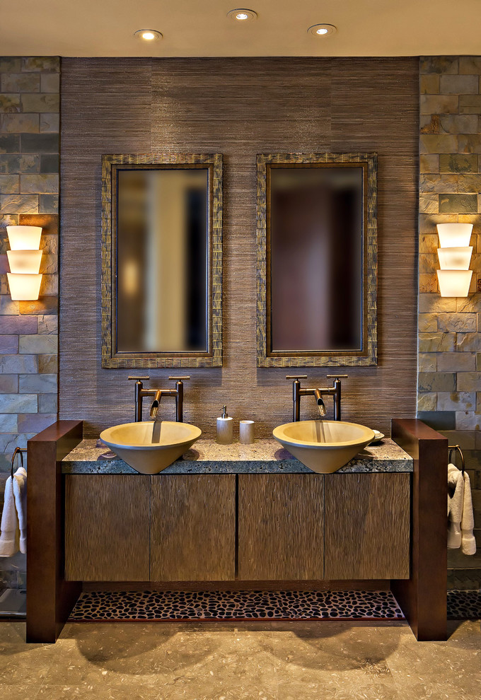 Idée de décoration pour une salle de bain design avec une vasque et un placard à porte plane.