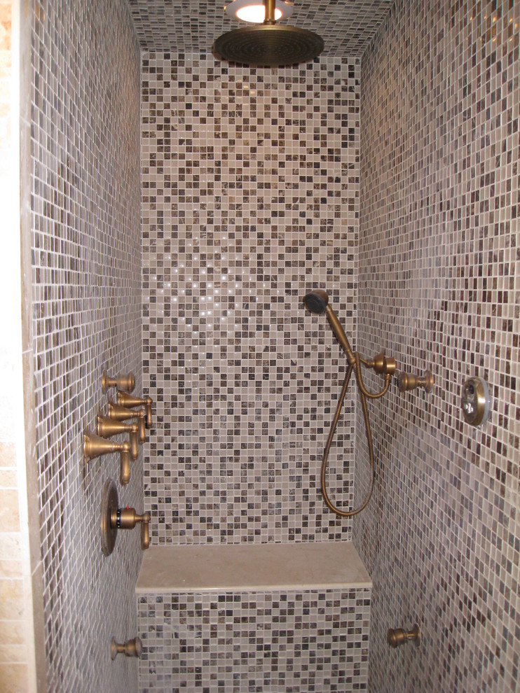 Inspiration för klassiska badrum, med en dusch i en alkov, beige kakel och mosaik