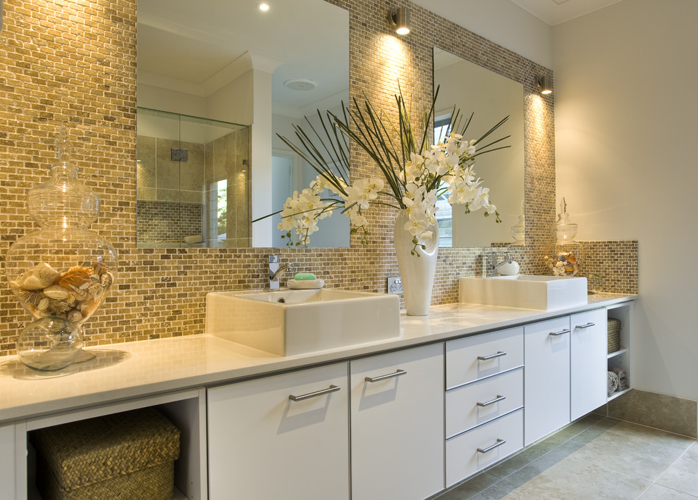 Идея дизайна: главная ванная комната в стиле модернизм с настольной раковиной, плоскими фасадами, белыми фасадами, разноцветной плиткой и бежевыми стенами
