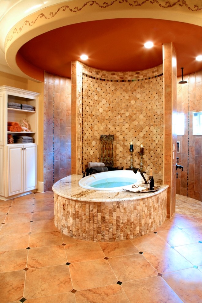 Idee per una stanza da bagno minimalista con vasca idromassaggio, doccia aperta, piastrelle beige, piastrelle di cemento e pavimento in gres porcellanato