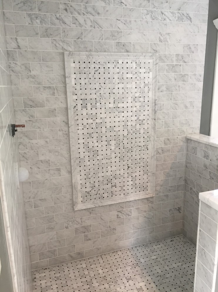 На фото: главная ванная комната в классическом стиле с мраморной столешницей, каменной плиткой и мраморным полом с