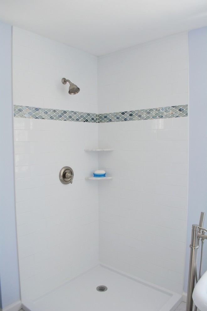 Стильный дизайн: ванная комната в стиле неоклассика (современная классика) с белой плиткой, керамической плиткой и полом из керамогранита - последний тренд
