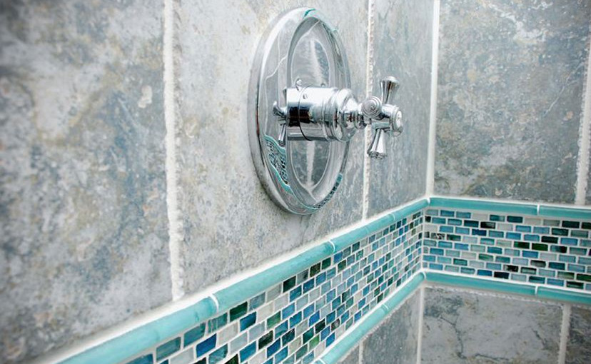Foto de cuarto de baño actual con ducha abierta, baldosas y/o azulejos azules y baldosas y/o azulejos de vidrio