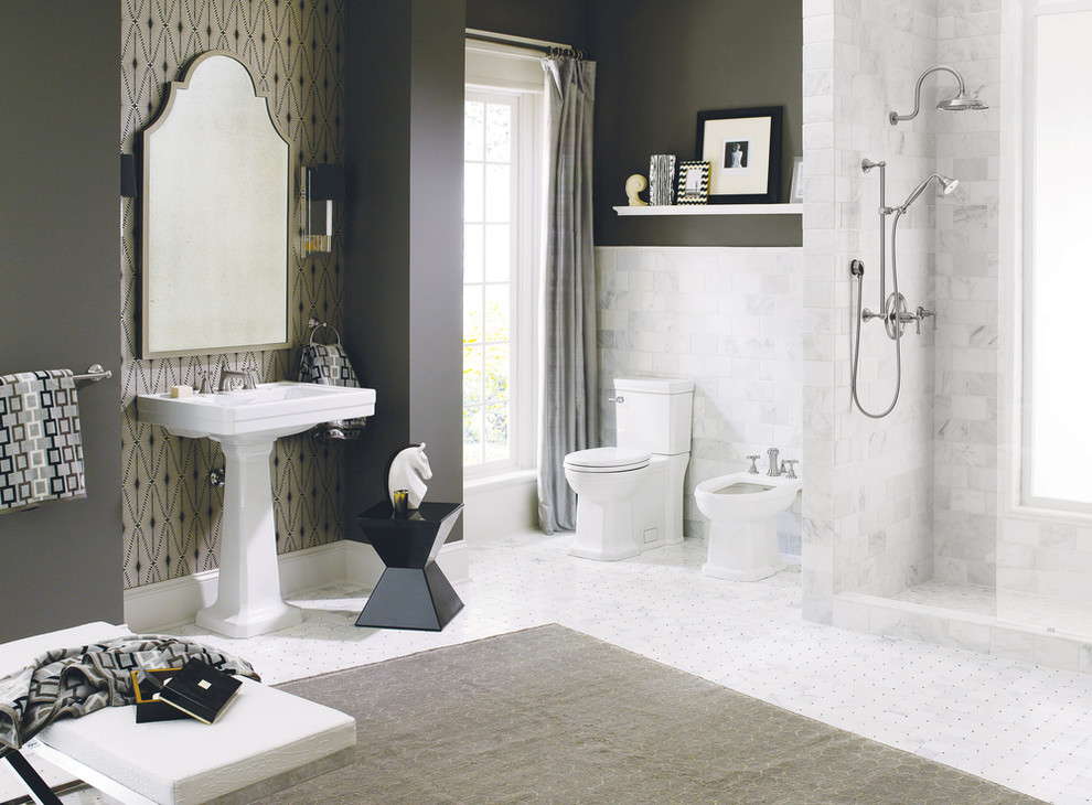Foto di una stanza da bagno padronale minimal con doccia alcova, bidè, piastrelle grigie, piastrelle in pietra, pareti grigie, pavimento in marmo e lavabo a colonna