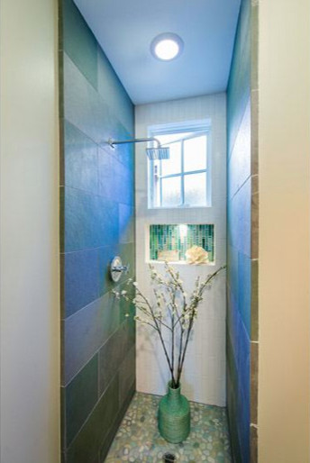 Exemple d'une salle de bain tendance avec une douche ouverte, des carreaux de porcelaine, un sol en galet et un carrelage bleu.