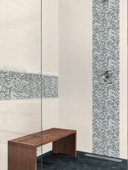 Foto de cuarto de baño actual con ducha empotrada, baldosas y/o azulejos azules, baldosas y/o azulejos de vidrio y paredes beige