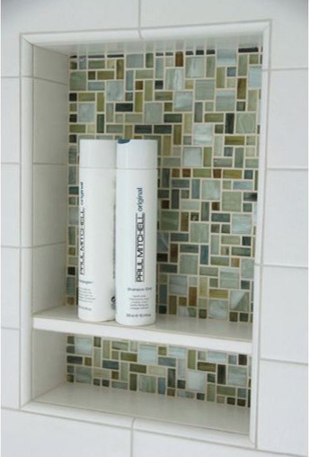 Imagen de cuarto de baño contemporáneo con puertas de armario blancas, baldosas y/o azulejos verdes, baldosas y/o azulejos en mosaico, paredes blancas, lavabo encastrado y encimera de vidrio
