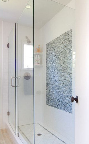 Diseño de cuarto de baño contemporáneo de tamaño medio con baldosas y/o azulejos blancos, baldosas y/o azulejos en mosaico, ducha empotrada, paredes blancas y suelo de madera clara