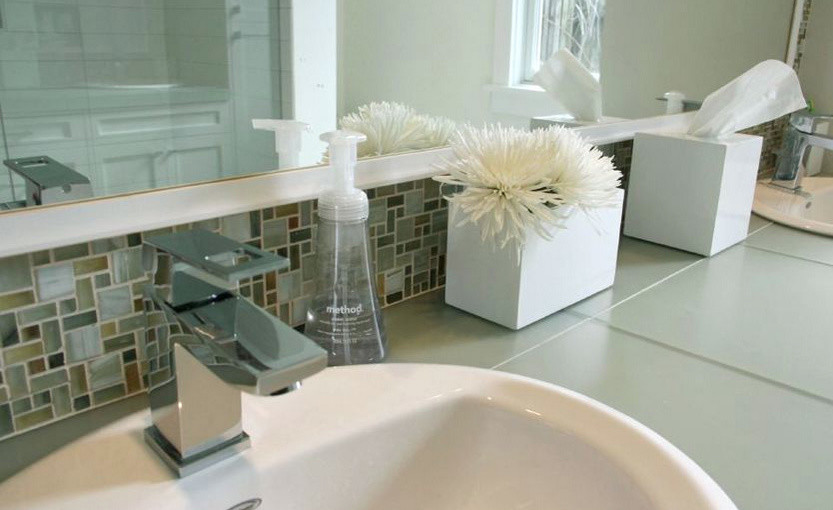 Cette photo montre une salle de bain tendance avec un carrelage vert, mosaïque, un plan de toilette en verre et un lavabo posé.