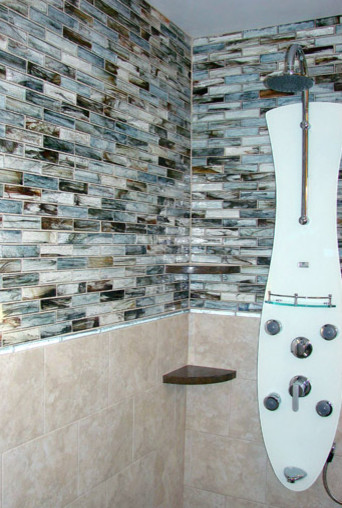 Imagen de cuarto de baño contemporáneo con ducha abierta, baldosas y/o azulejos azules, baldosas y/o azulejos en mosaico y suelo de baldosas tipo guijarro