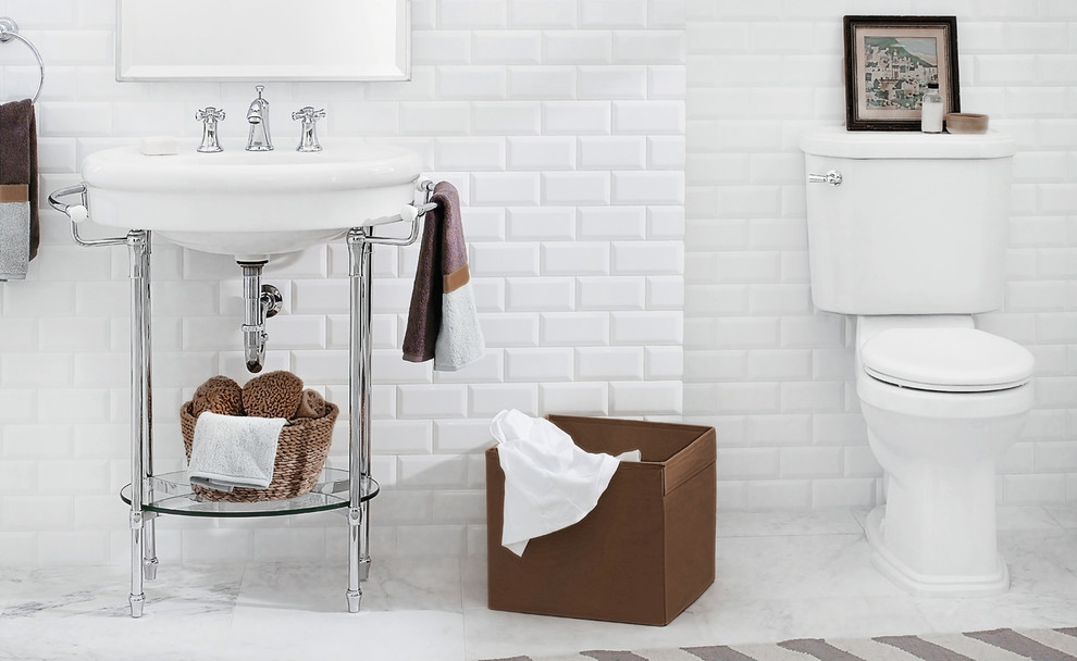 Ispirazione per una stanza da bagno design di medie dimensioni con WC a due pezzi, piastrelle bianche, piastrelle diamantate, pareti bianche, pavimento in marmo e lavabo a colonna