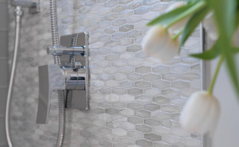 Aménagement d'une douche en alcôve contemporaine avec un carrelage blanc, un carrelage gris et mosaïque.