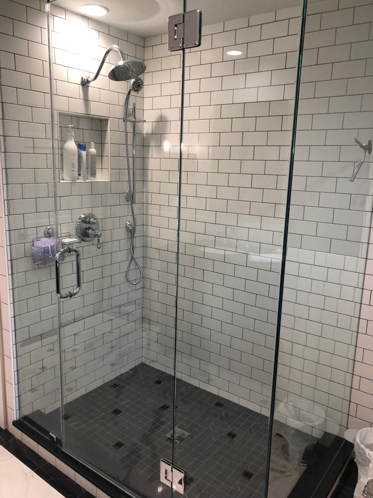 Стильный дизайн: ванная комната в стиле кантри с открытым душем, белой плиткой, керамической плиткой, белыми стенами, полом из керамогранита, черным полом и душем с распашными дверями - последний тренд