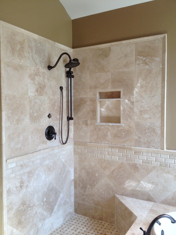 Стильный дизайн: главная ванная комната в классическом стиле с накладной ванной, бежевой плиткой и каменной плиткой - последний тренд