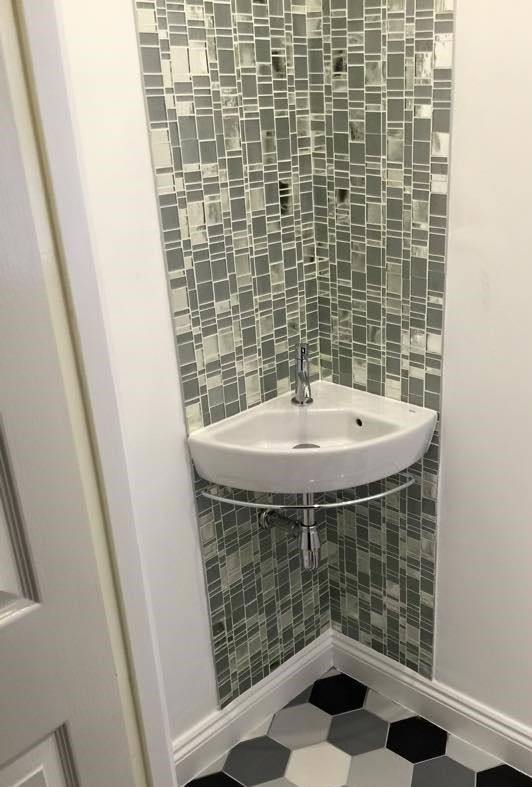 Foto di una stanza da bagno design con lavabo sospeso, pareti bianche e pavimento in gres porcellanato