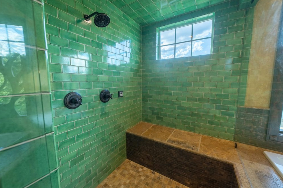 Источник вдохновения для домашнего уюта: главная ванная комната среднего размера в классическом стиле с фасадами с утопленной филенкой, фасадами цвета дерева среднего тона, накладной ванной, угловым душем, зеленой плиткой, плиткой кабанчик, бежевыми стенами, полом из керамогранита, накладной раковиной, столешницей из талькохлорита, коричневым полом, душем с распашными дверями и коричневой столешницей