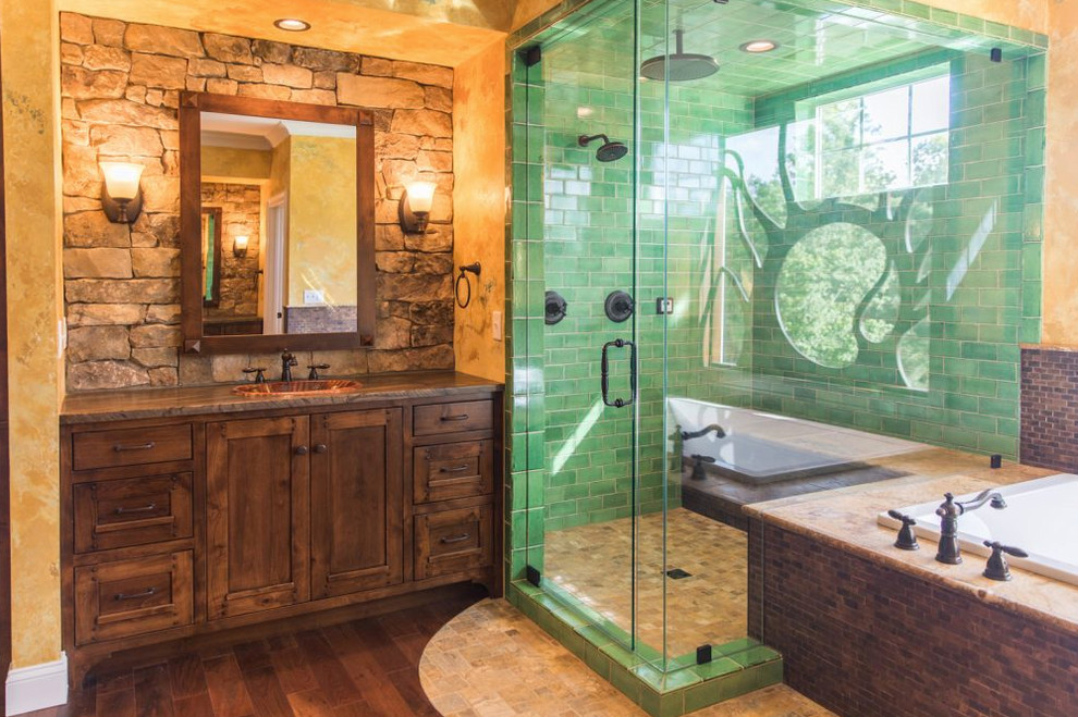 Exempel på ett mellanstort klassiskt brun brunt en-suite badrum, med luckor med infälld panel, skåp i mellenmörkt trä, ett platsbyggt badkar, en hörndusch, grön kakel, tunnelbanekakel, beige väggar, klinkergolv i porslin, ett nedsänkt handfat, bänkskiva i täljsten, brunt golv och dusch med gångjärnsdörr