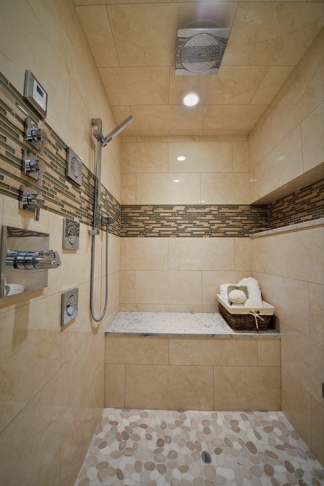 Großes Modernes Badezimmer En Suite mit Schrankfronten mit vertiefter Füllung, beigen Schränken, Einbaubadewanne, Duschnische, beiger Wandfarbe, Keramikboden, Einbauwaschbecken und Granit-Waschbecken/Waschtisch in Calgary