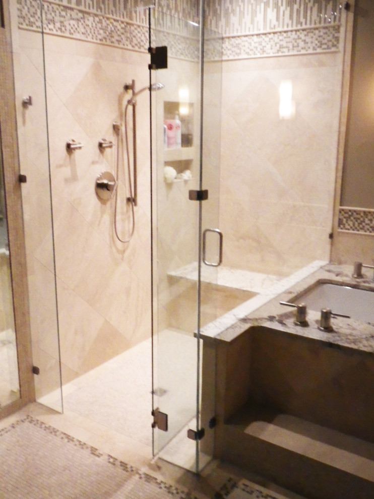 Exempel på ett klassiskt en-suite badrum, med en hörndusch, beige kakel, keramikplattor, beige väggar och klinkergolv i keramik