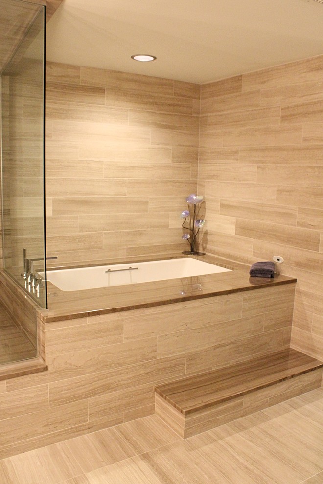 На фото: главная ванная комната в стиле модернизм с полновстраиваемой ванной с