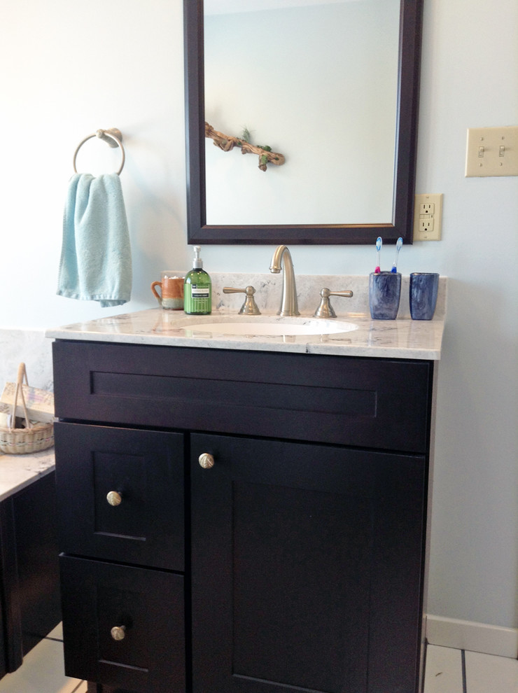 Esempio di una stanza da bagno padronale minimal con vasca da incasso, WC monopezzo, piastrelle bianche, pareti blu e lavabo a consolle