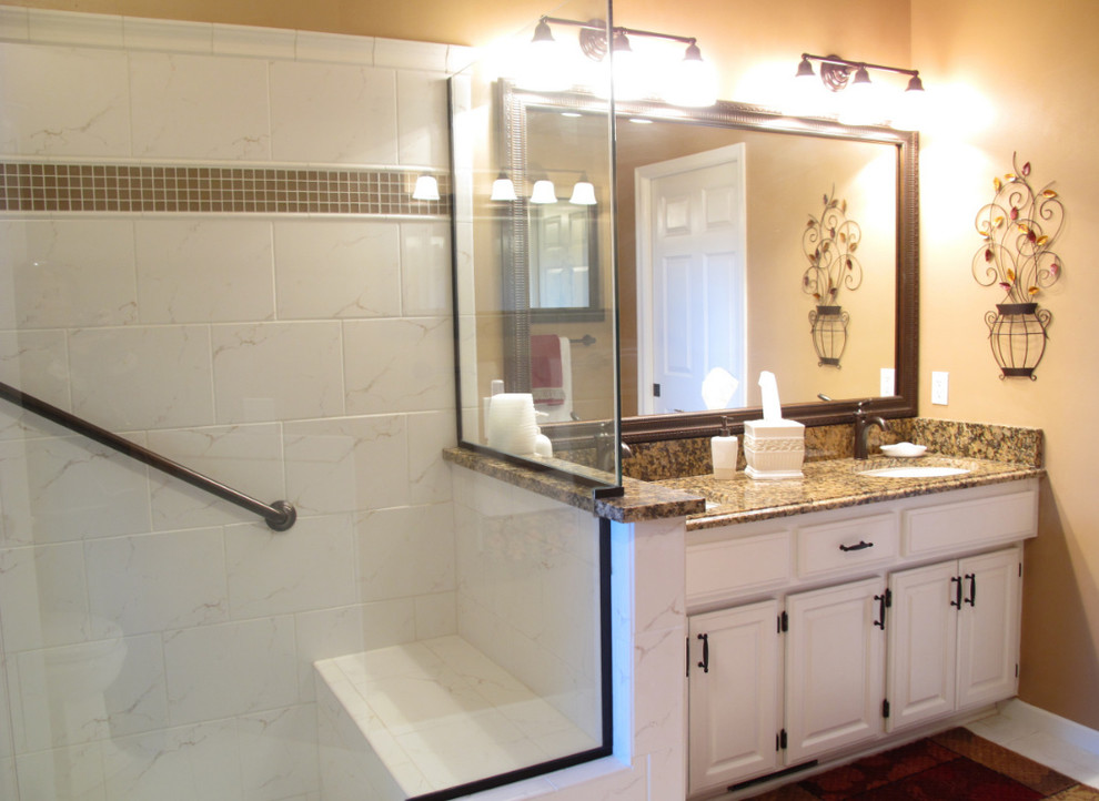 Стильный дизайн: главная ванная комната среднего размера в классическом стиле с фасадами с выступающей филенкой, белыми фасадами, угловым душем, коричневой плиткой, стеклянной плиткой, бежевыми стенами, врезной раковиной и столешницей из гранита - последний тренд