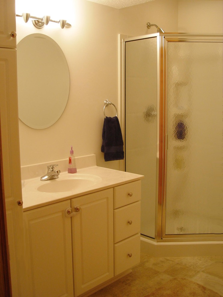 シーダーラピッズにあるトラディショナルスタイルのおしゃれな浴室の写真