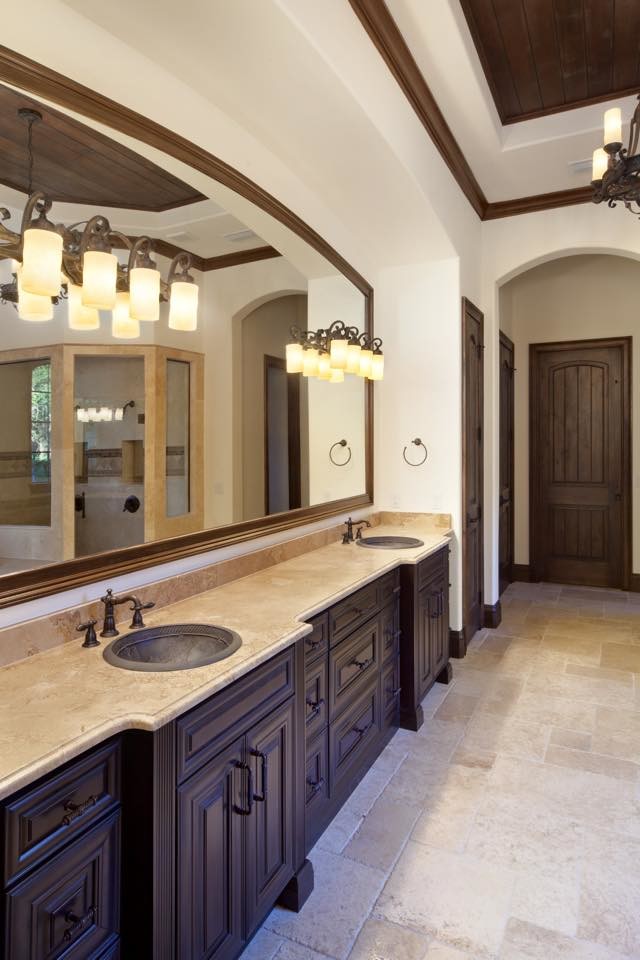Diseño de cuarto de baño principal rural extra grande con lavabo encastrado, armarios estilo shaker, puertas de armario de madera en tonos medios, baldosas y/o azulejos beige y paredes blancas