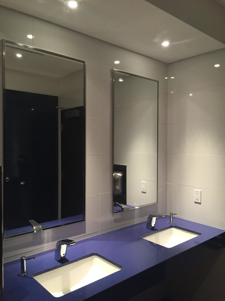 Großes Modernes Badezimmer mit offenen Schränken, lila Schränken, Wandtoilette mit Spülkasten, weißen Fliesen, weißer Wandfarbe, Unterbauwaschbecken, Laminat-Waschtisch, blauer Waschtischplatte und Doppelwaschbecken in Chicago