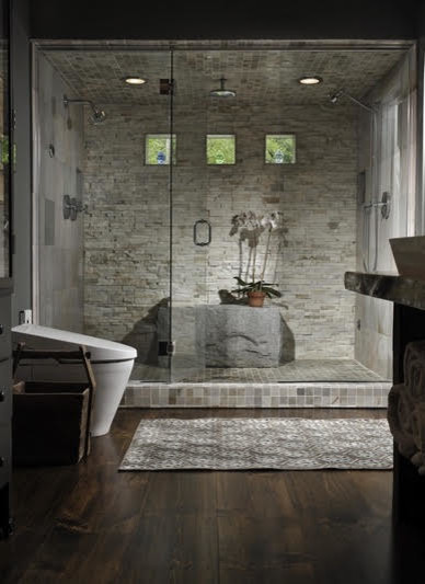 На фото: большая главная ванная комната в стиле модернизм с душем в нише, унитазом-моноблоком, каменной плиткой, серыми стенами, настольной раковиной, белой плиткой, светлым паркетным полом, столешницей из дерева, коричневым полом и коричневой столешницей