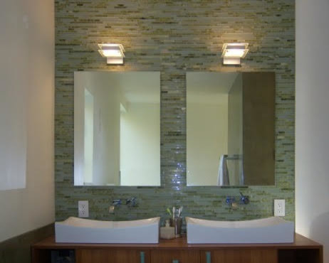 Foto på ett mellanstort funkis brun en-suite badrum, med släta luckor, skåp i ljust trä, blå kakel, grön kakel, stickkakel, vita väggar, ljust trägolv, ett fristående handfat och träbänkskiva