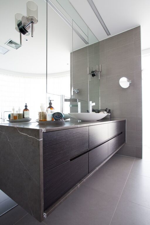 Exemple d'une salle de bain tendance avec un plan de toilette en marbre.