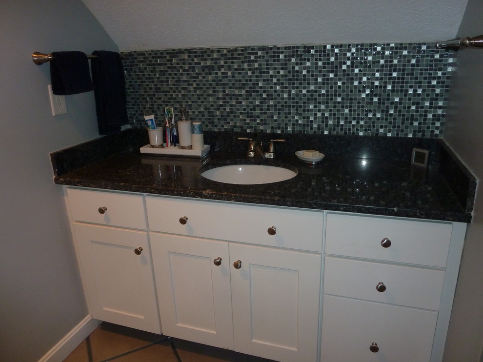 Modernes Badezimmer mit Unterbauwaschbecken, Schrankfronten im Shaker-Stil, weißen Schränken, Quarzwerkstein-Waschtisch, Duschnische und Wandtoilette mit Spülkasten in Boston