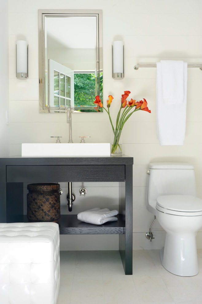 ニューヨークにあるトランジショナルスタイルのおしゃれな浴室 (ベッセル式洗面器、オープンシェルフ、黒いキャビネット、木製洗面台) の写真