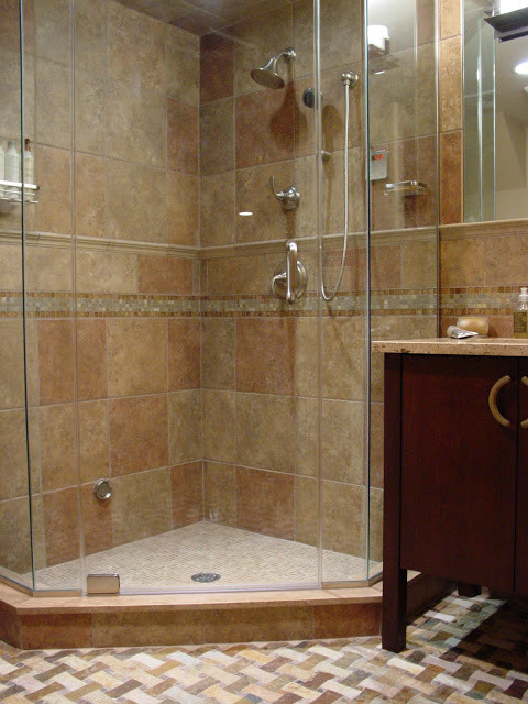 Idee per una stanza da bagno per bambini minimalista di medie dimensioni con lavabo sottopiano, ante lisce, ante con finitura invecchiata, doccia ad angolo e pareti beige