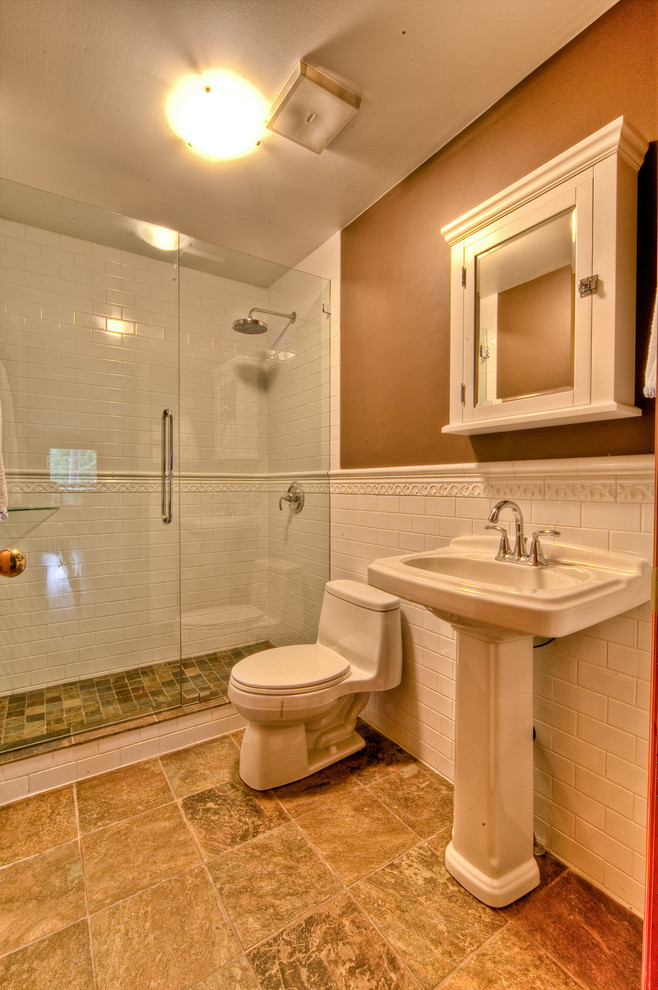 バンクーバーにあるコンテンポラリースタイルのおしゃれな浴室 (ペデスタルシンク、サブウェイタイル) の写真